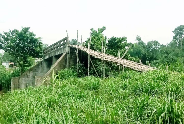 কুমারখালীতে রাস্তা ছাড়াই সেতু, ভোগান্তির শেষ নেই